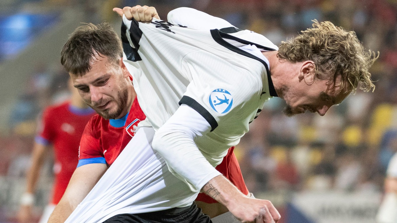 Súboj Filipa Prebsla s Nickom Woltemadem v zápase Česko - Nemecko na EURO U21.