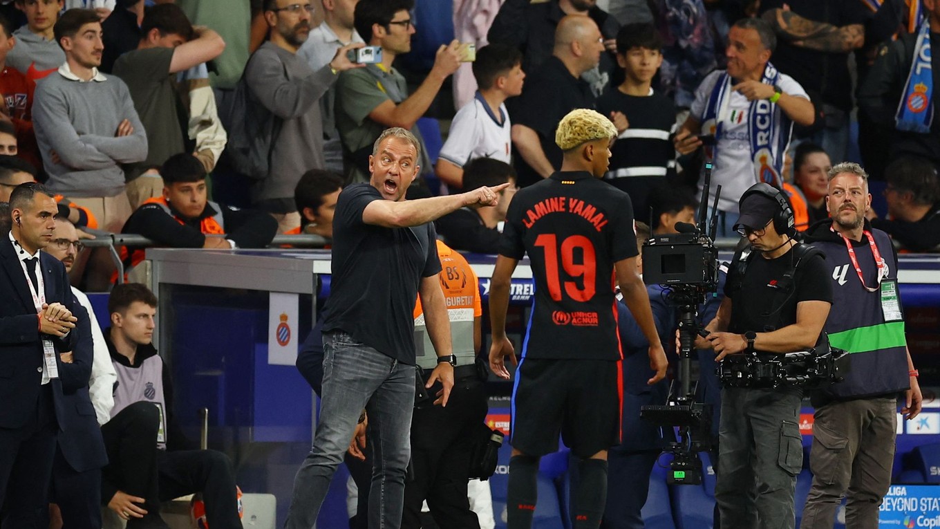 Tréner Hansi Flick a Lamine Yamal v drese FC Barcelona.