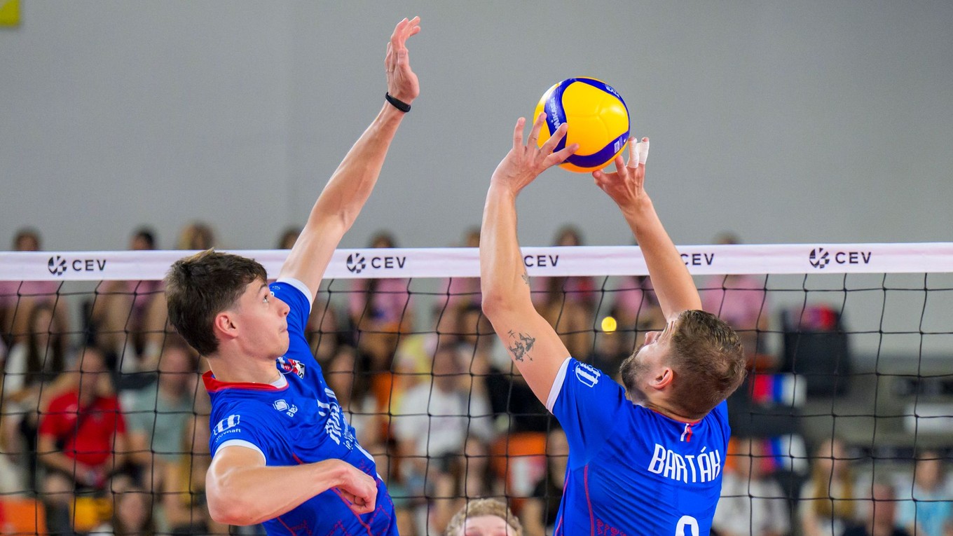 Slovenskí volejbalisti Andrej Billich (vľavo) a Peter Barták.