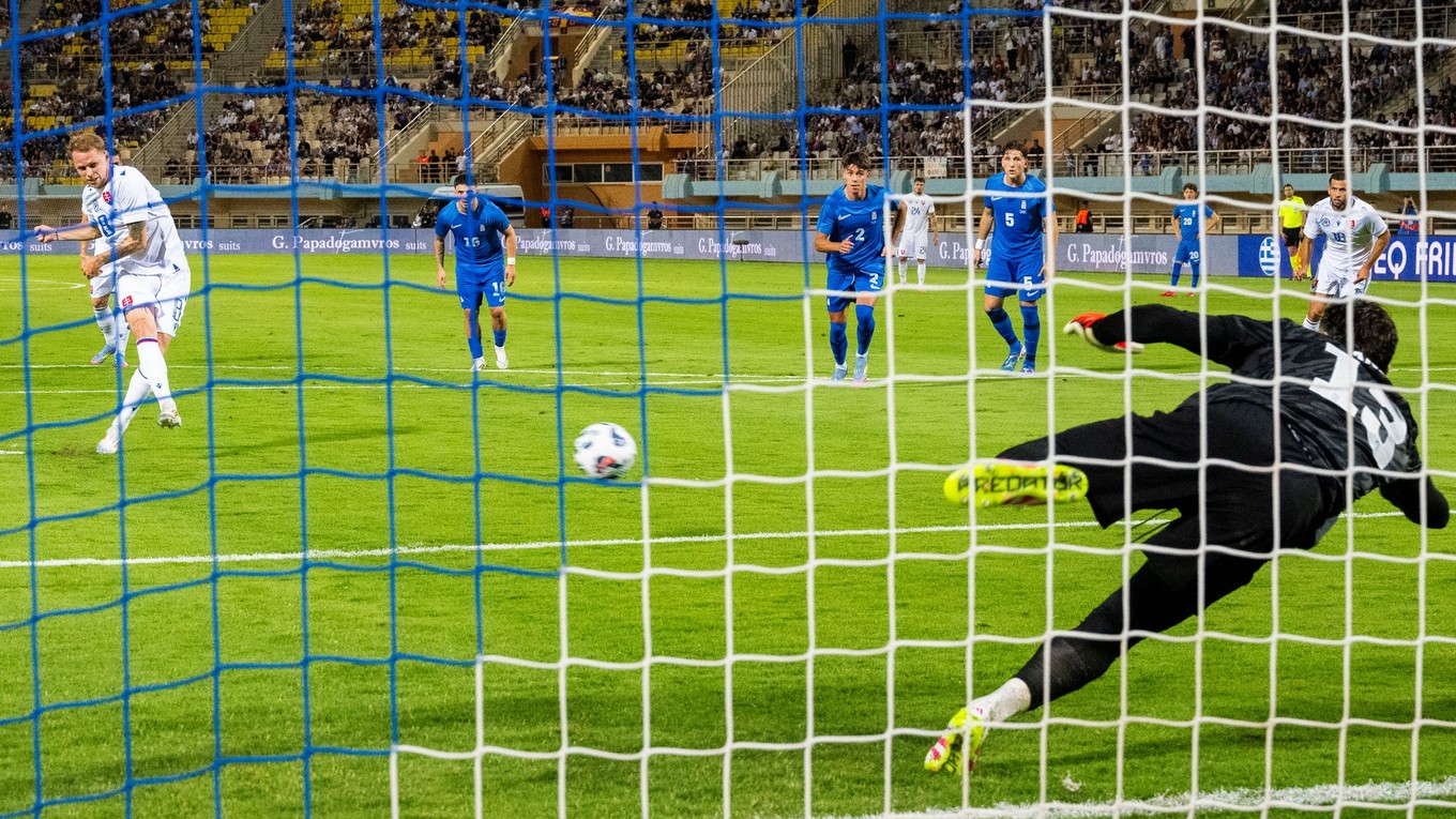 Ondrej Duda kope penaltu a grécky brankár Christos Mandas ju chytá v prípravnom zápase Grécko - Slovensko.