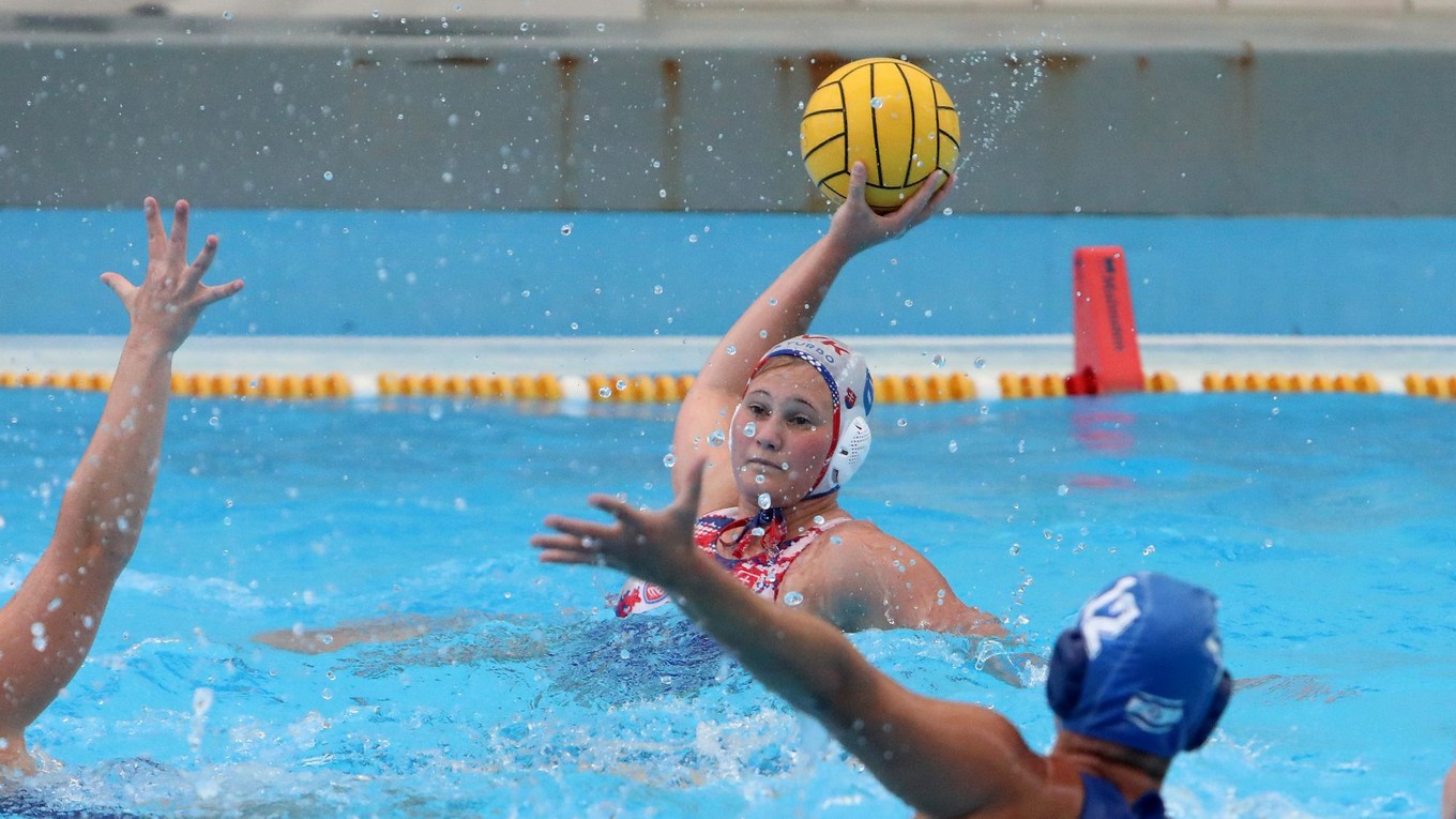 Na snímke Janka Kurucová počas vodného póla žien.