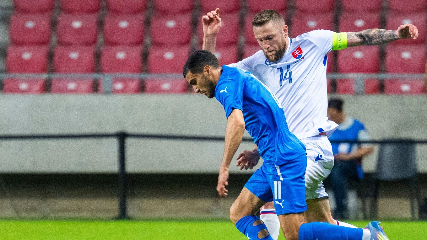 Zľava Liel Abada (Izrael) a Milan Škriniar (Slovensko) počas prípravného zápasu Izrael - Slovensko.
