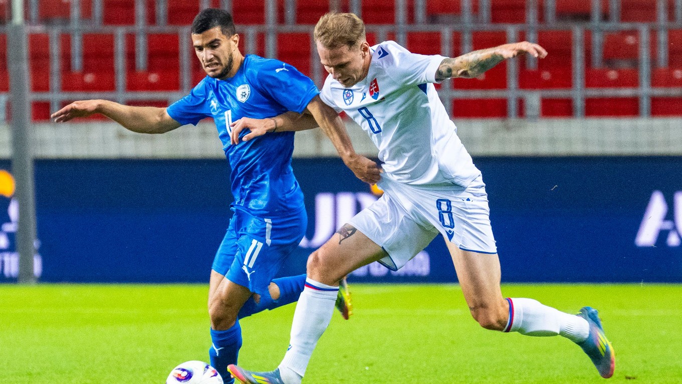 Liel Abada (Izrael) a Ondrej Duda (Slovensko) počas prípravného zápasu Izrael – Slovensko v maďarskom Debrecíne.
