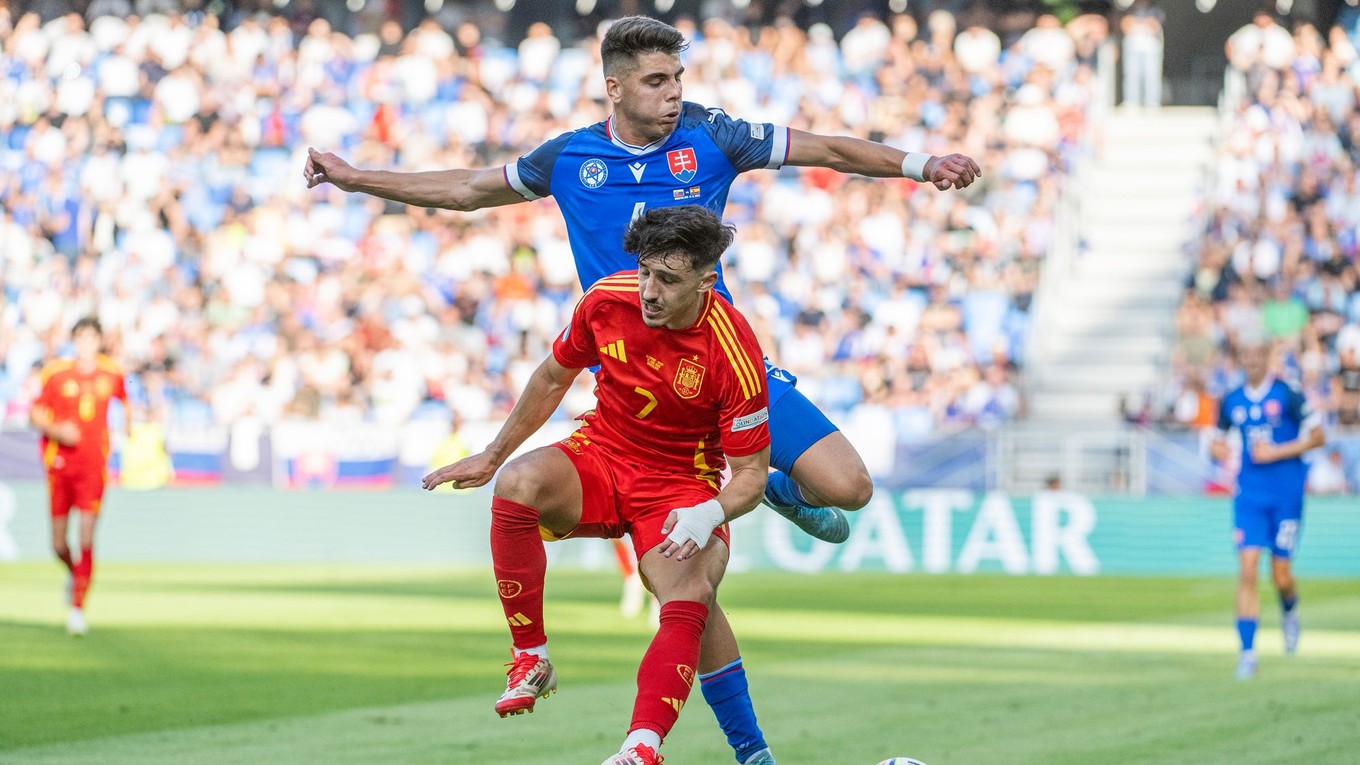 Adam Obert (hore) a Diego Lopez v zápase Slovensko - Španielsko v skupine A na EURO U21 2025 (ME vo futbale do 21 rokov).