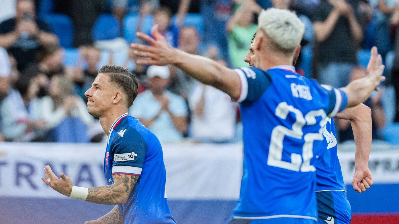 Slovenskí futbalisti sa tešia z gólu v zápase proti Španielsku na EURO U21 2025. 