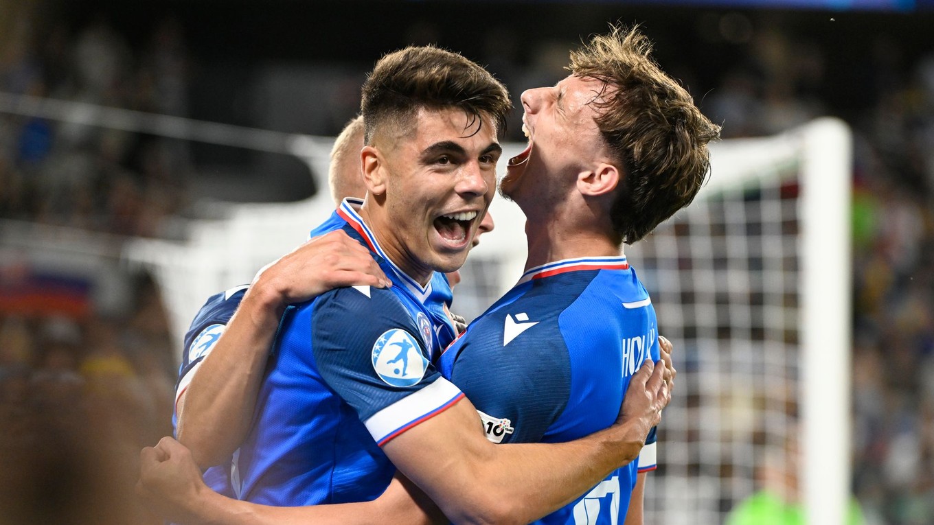 Adam Obert (vľavo) a Dominik Hollý sa tešia po strelenom góle v zápase Slovensko - Rumunsko v skupine A na EURO U21 2025.