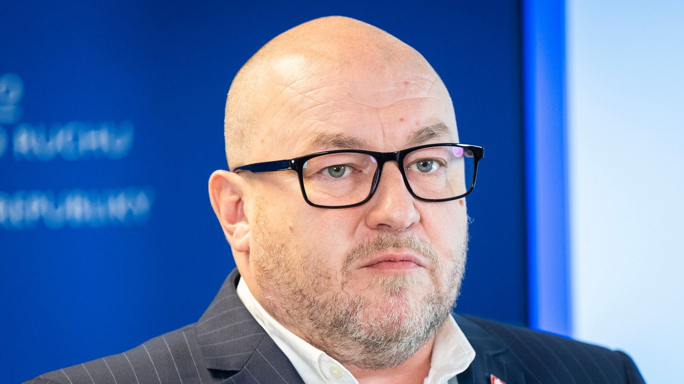 Minister cestovného ruchu a športu SR Rudolf Huliak (Nezávislý) počas tlačovej konferencie.