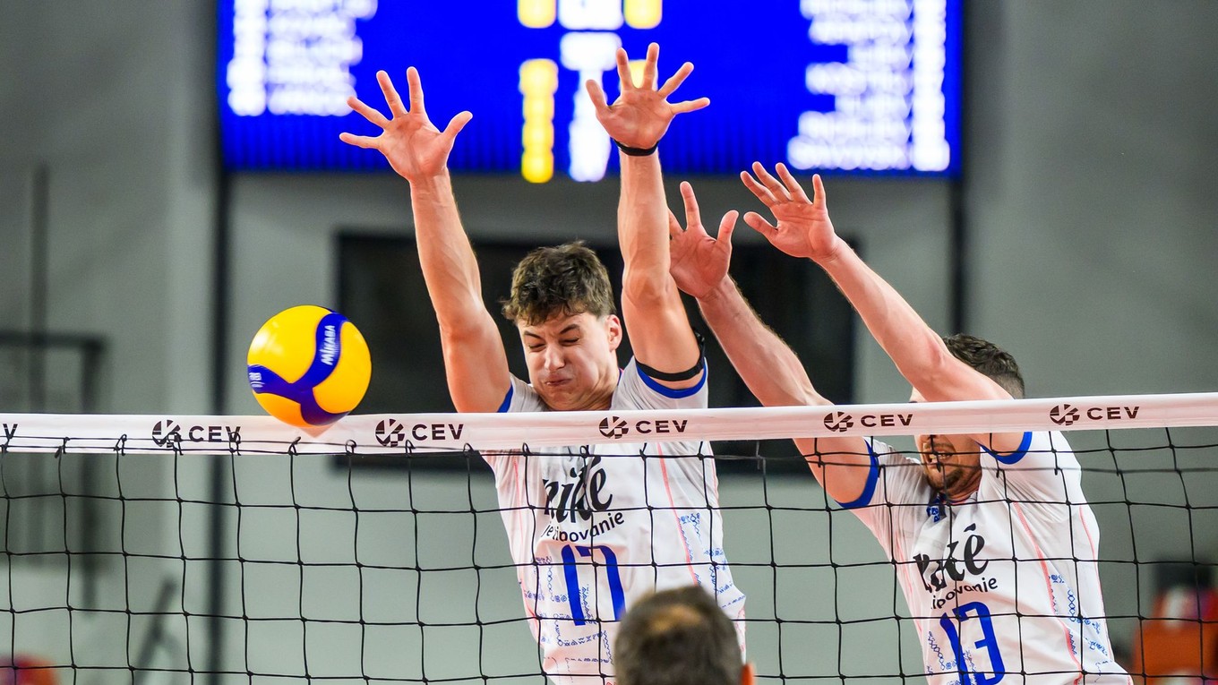 Hráči Slovenska zľava Andrej Billich a Jakub Ihnát počas zápasu Zlatej Európskej ligy.