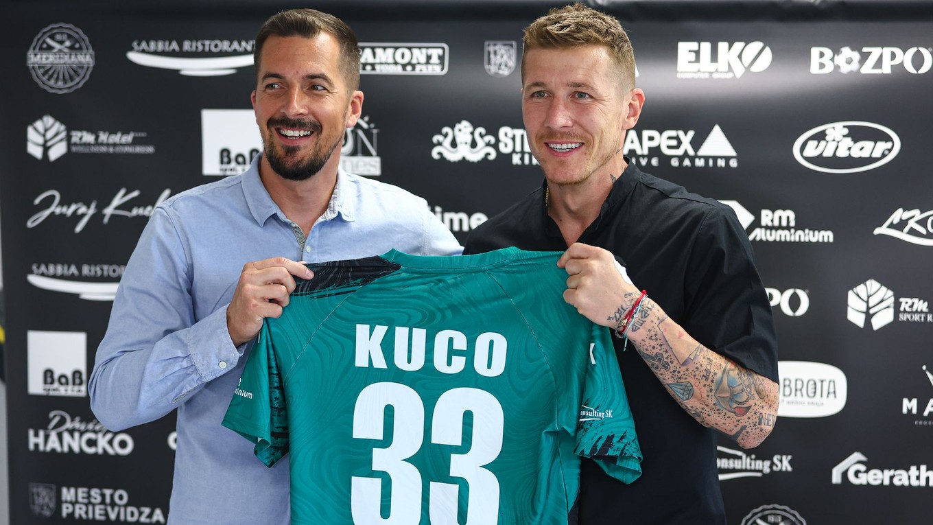 Zľava športový riaditeľ FC Baník Prievidza Štefan Pekár a futbalista Juraj Kucka.