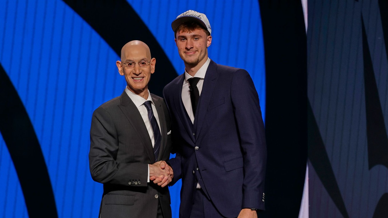 Cooper Flagg (vpravo)