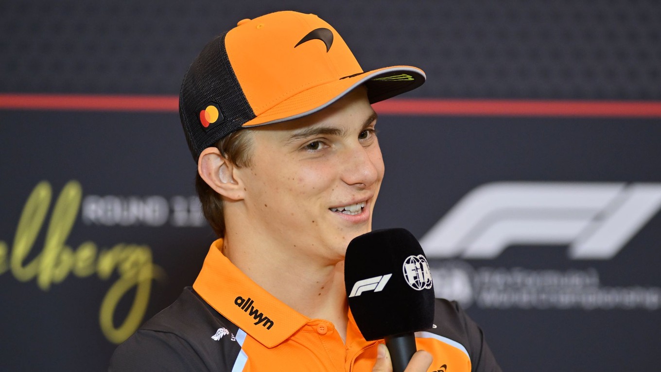 Jazdec McLarenu Oscar Piastri.