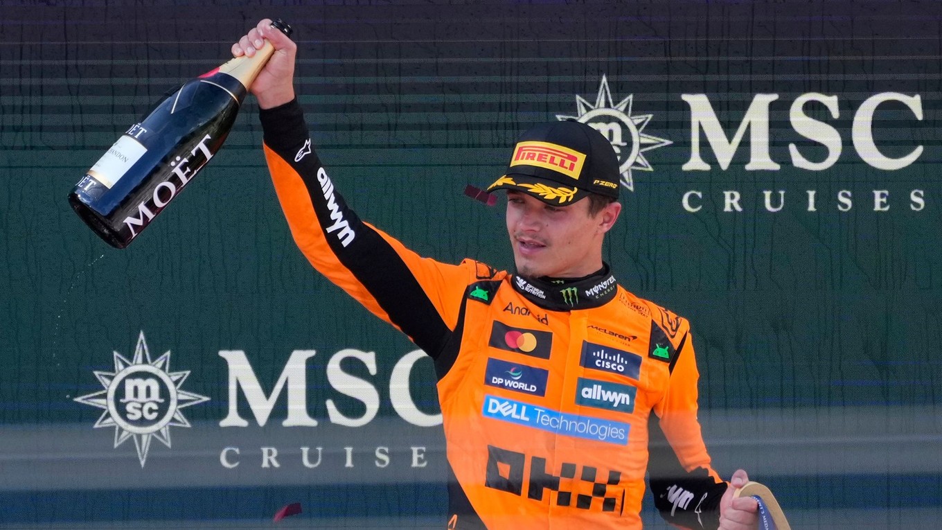 Lando Norris oslavuje výhru vo Veľkej cene Rakúska. 