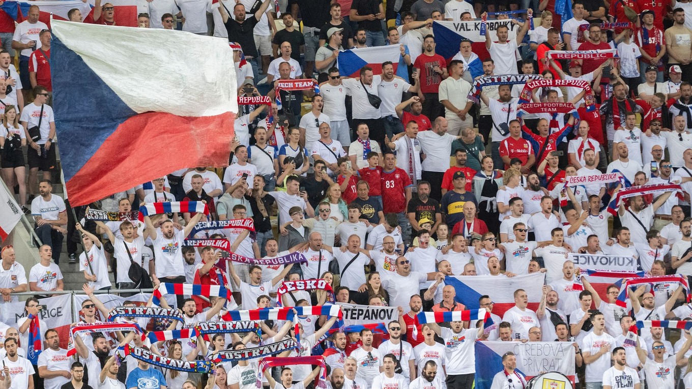 Českí fanúšikovia počas zápasu Česko - Anglicko v skupine B na EURO U21 2025.