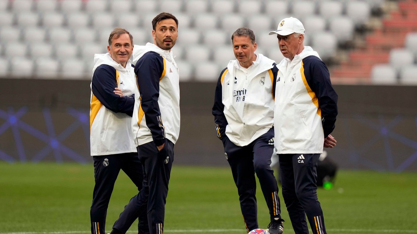 Vpravo Carlo Ancelotti a druhý z ľava jeho syn Davide.