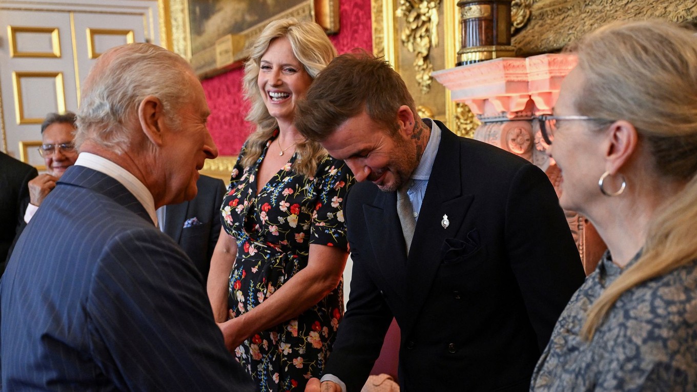 Kráľ Karol III. a David Beckham.