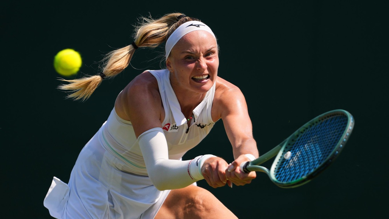 Slovenská tenistka Rebecca Šramková počas zápasu vo Wimbledone 2025.
