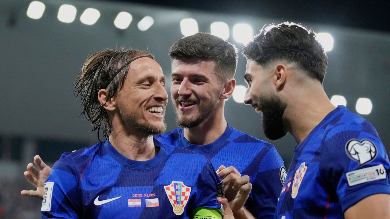 Chorvátski futbalisti sa tešia z gólu kapitána Luku Modriča.