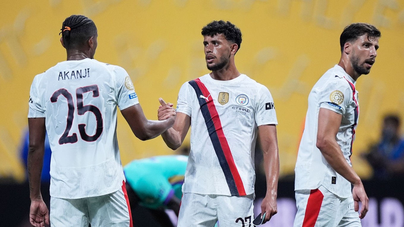 Futbalisti Manchester City oslavujú gól.