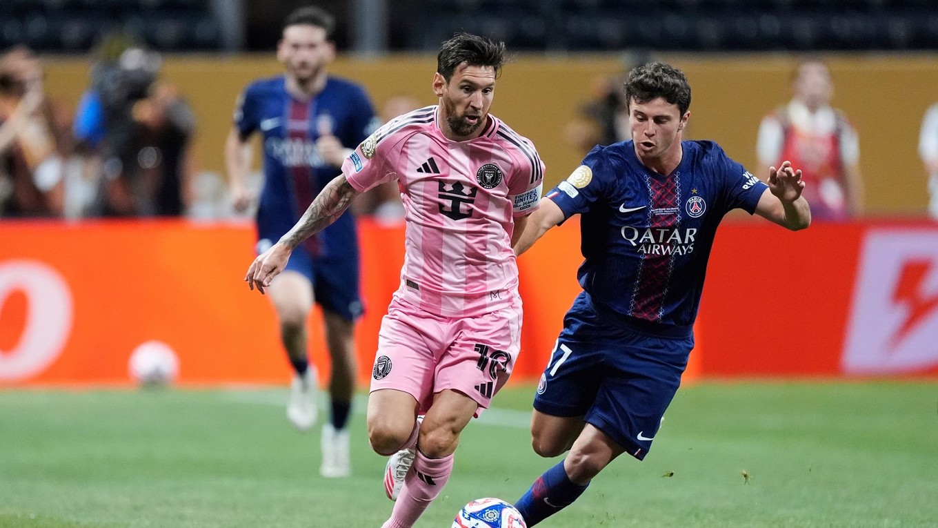 Lionel Messi a Joao Neves.