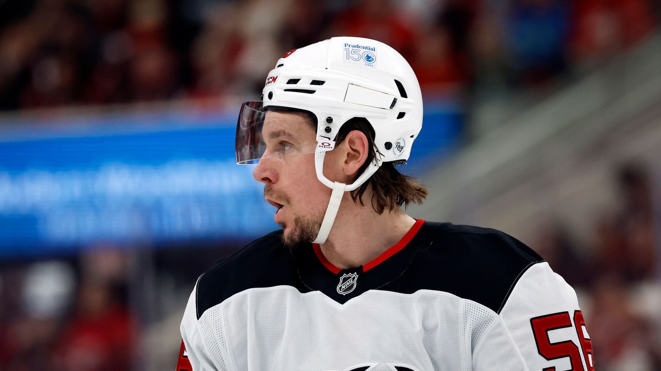 Hokejista Erik Haula v drese New Jersey Devils.