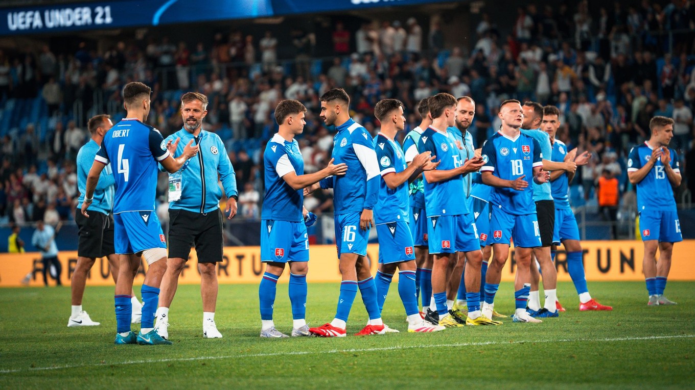 Slovenskí futbalisti sa lúčia s fanúšikmi po zápase Slovensko - Rumunsko na EURO U21. 