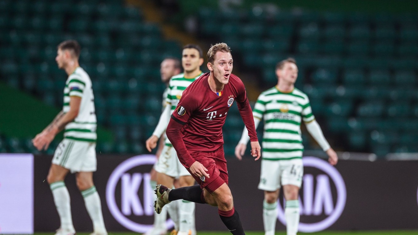 Český futbalový útočník Lukáš Juliš v zápase proti Celticu Glasgow.