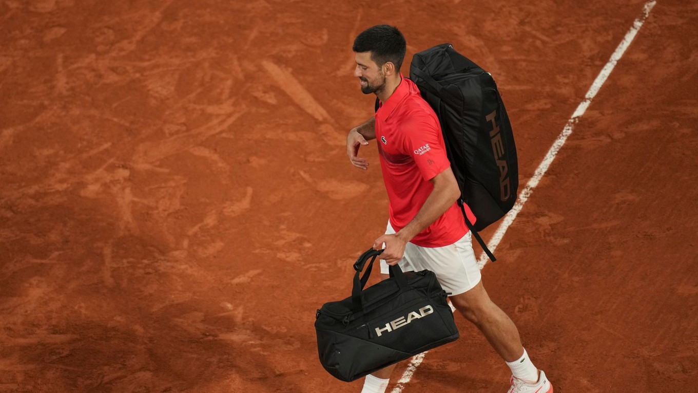 Srbský tenista Novak Djokovič opúšťa kurt po prehre v semifinále Roland Garros 2025.