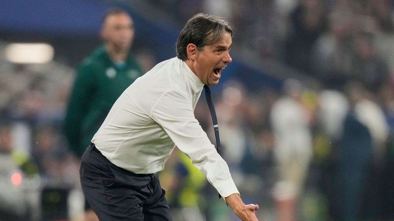 Tréner Simone Inzaghi na lavičke Interu Miláno.