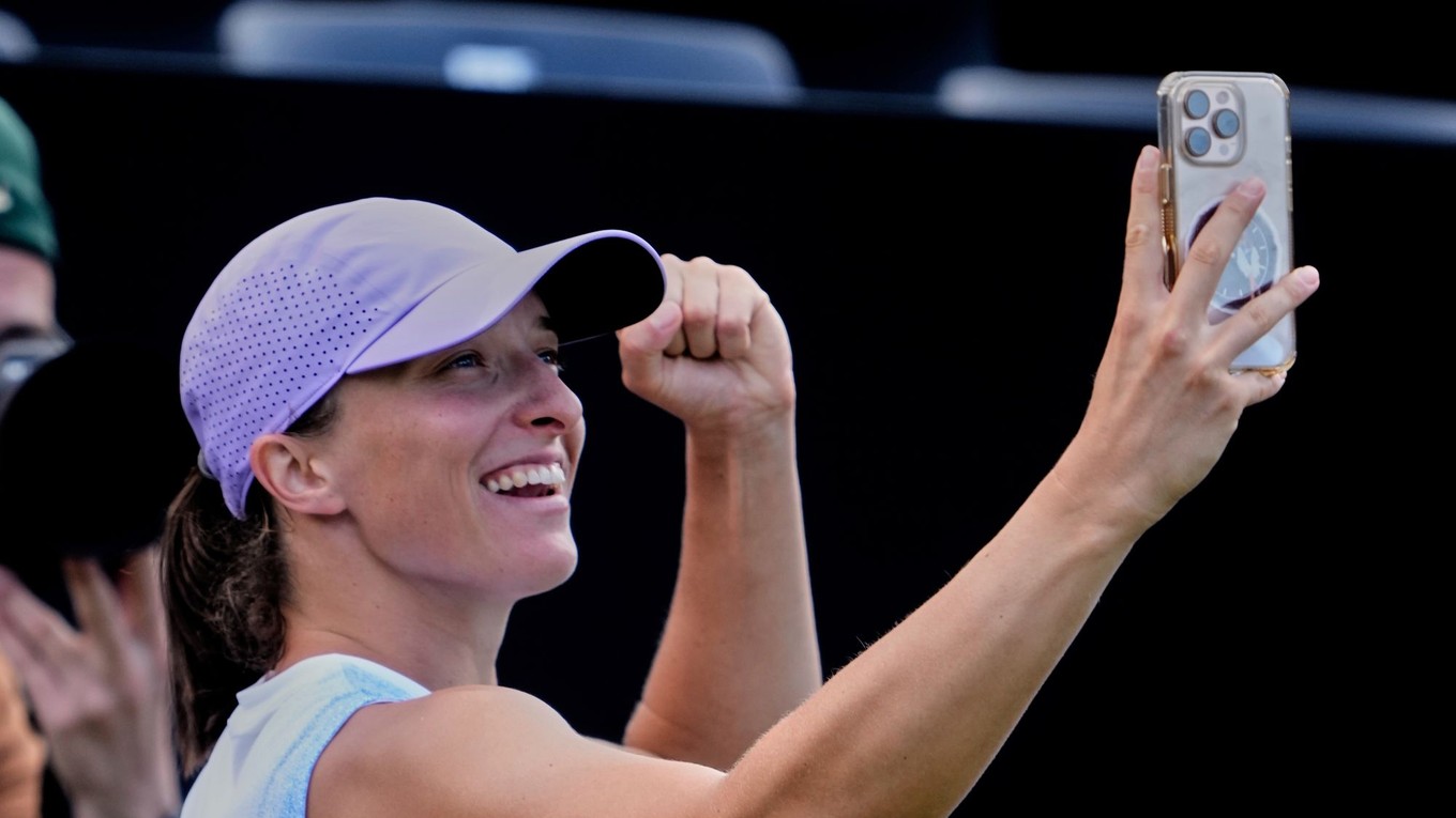 Poľská tenistka Iga Swiateková si robí fotky z fanúšikmi po jej štvrťfinálovom zápase.