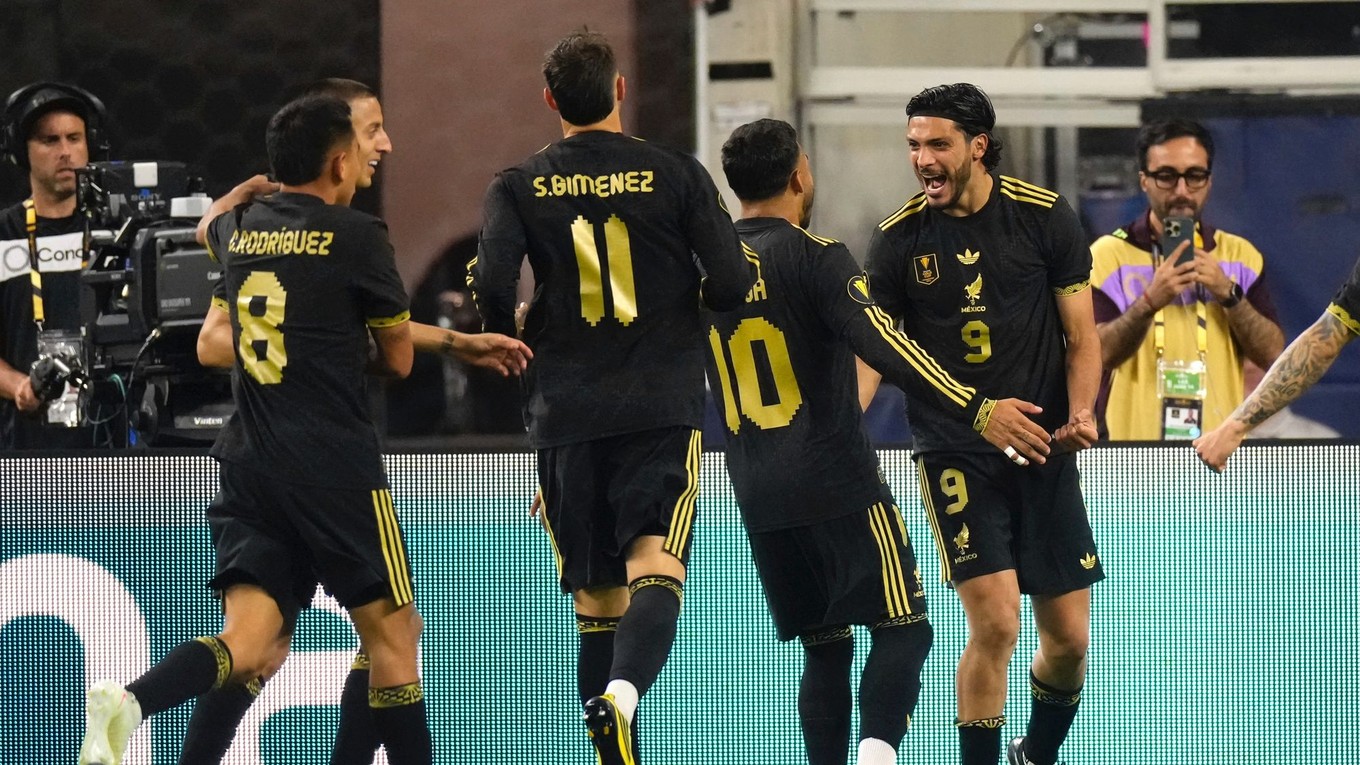 Futbalisti Mexika oslavujú gól v zápase proti Dominikánskej republike.