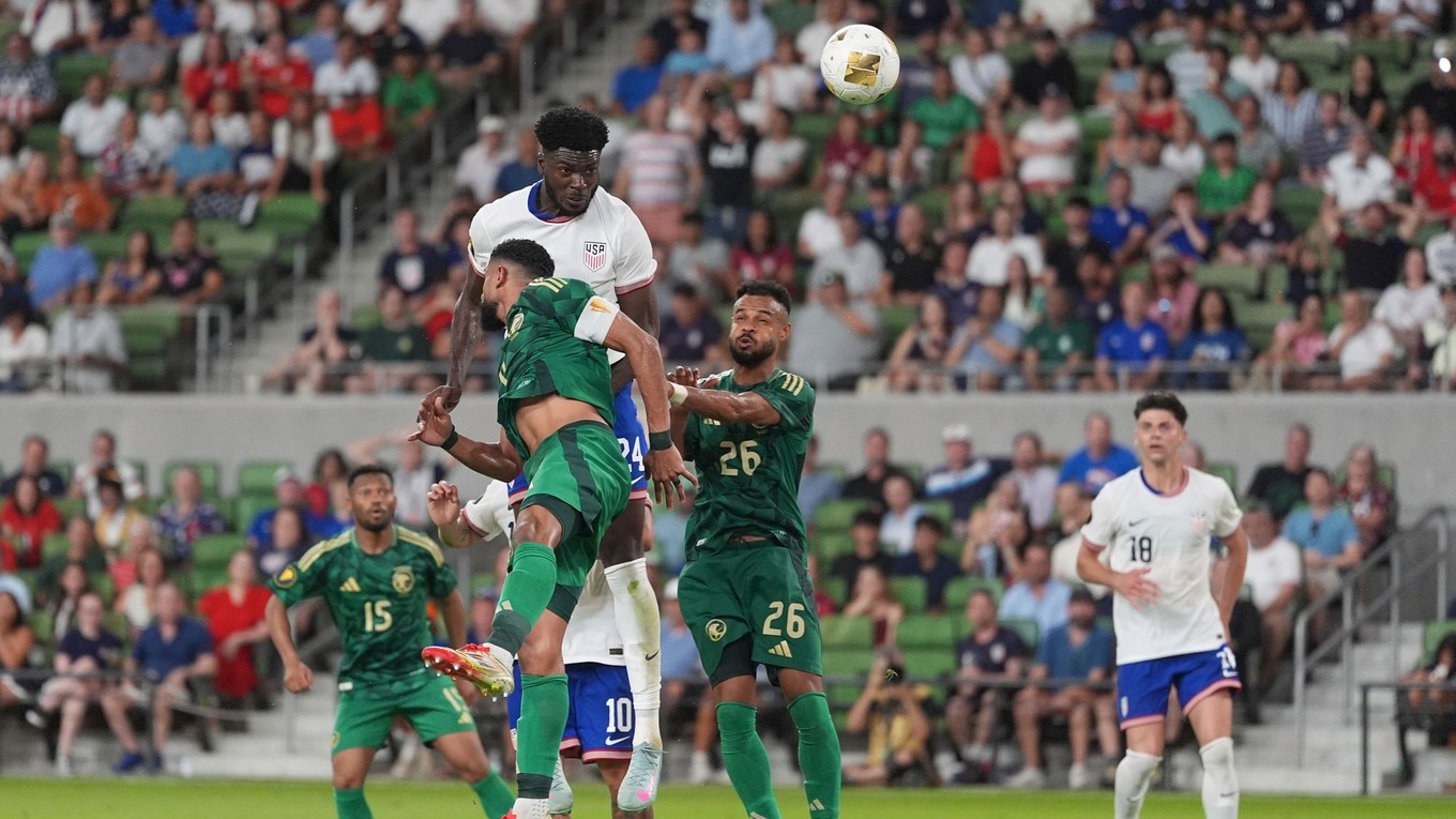 Patrick Agyemang (hore), Abdulelah Alamri a Ali Majrashi v zápase USA - Saudská Arábia na turnaji CONCACAF Gold Cup 2025.