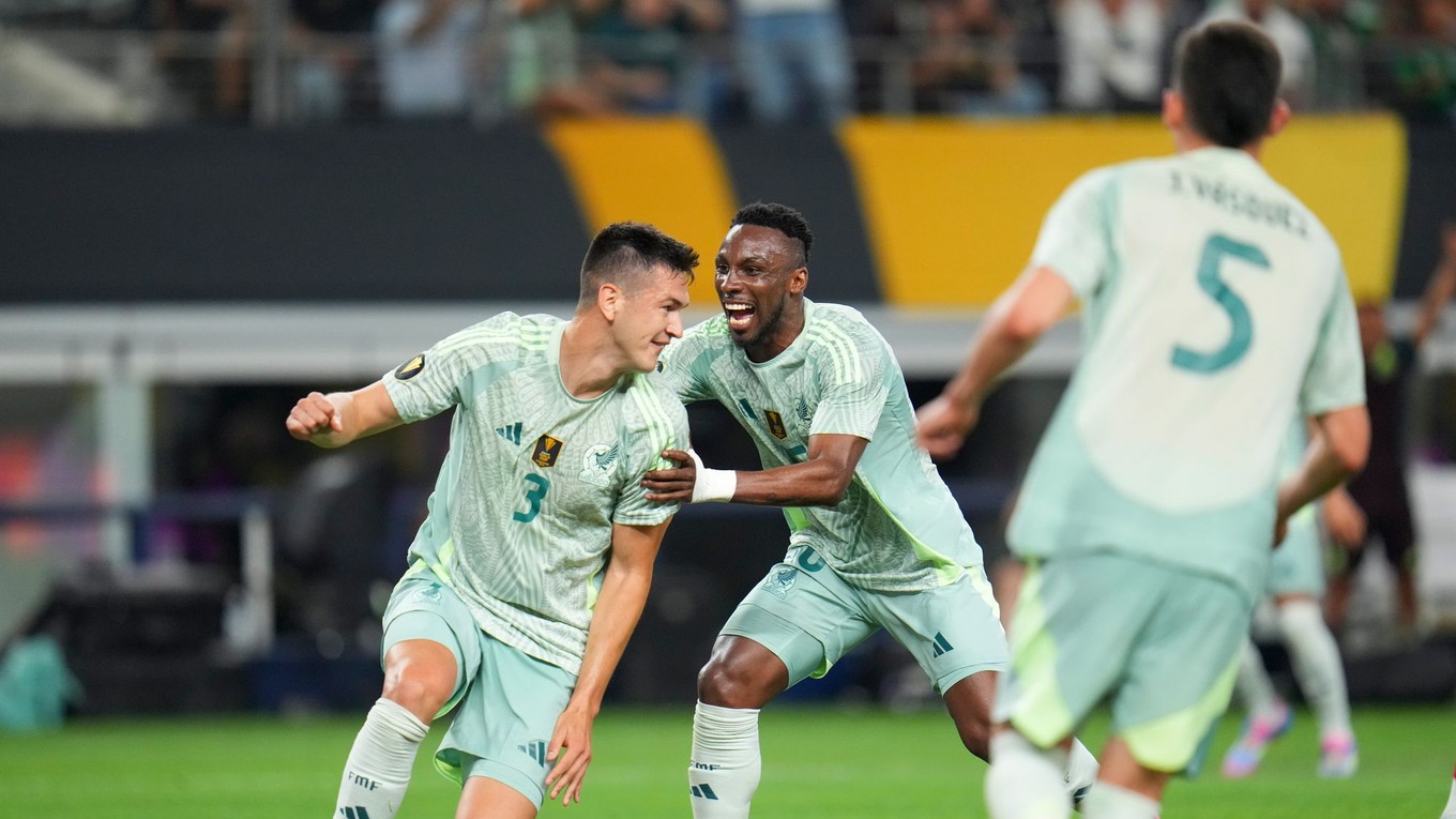 Obranca Cesar Montes (vľavo) oslavuje gól.