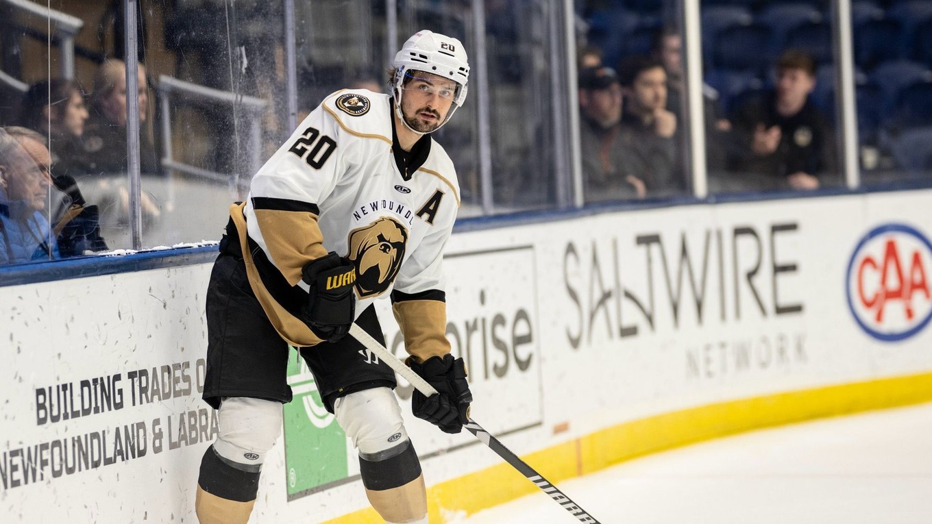 Jonny Tychonick v drese Newfoundland Growlers.