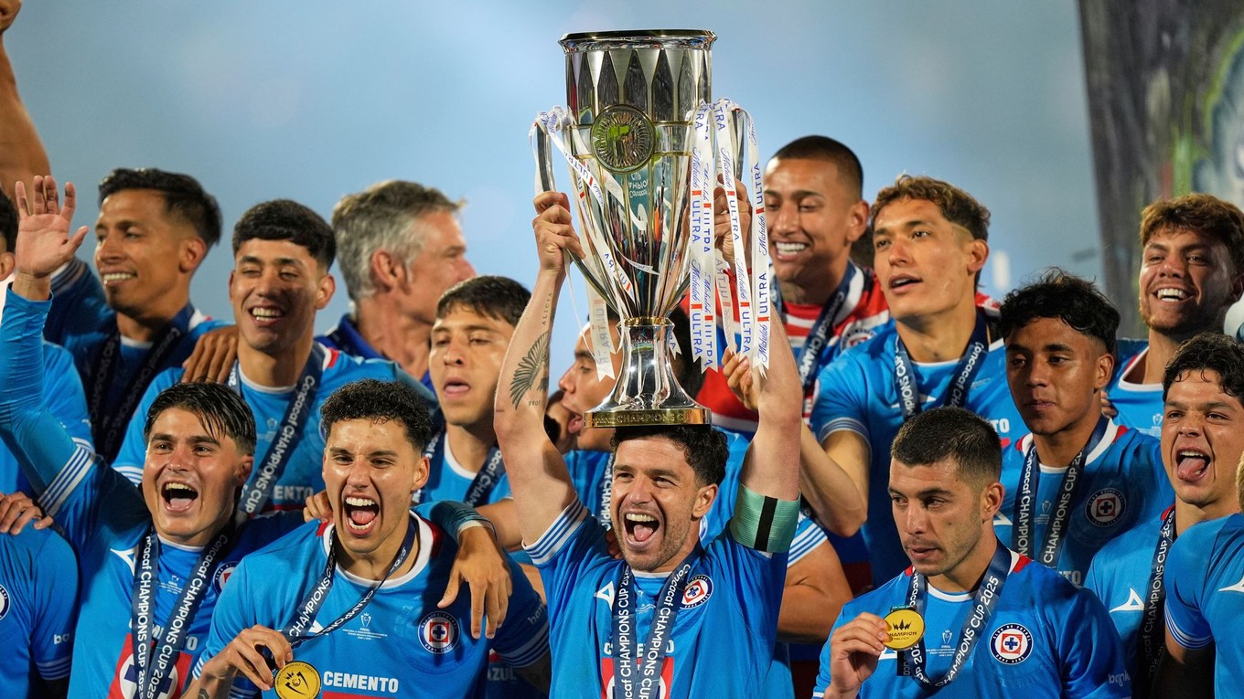 Futbalisti Cruz Azul oslavujú víťazstvo vo finále CONCACAF Champions Cup.