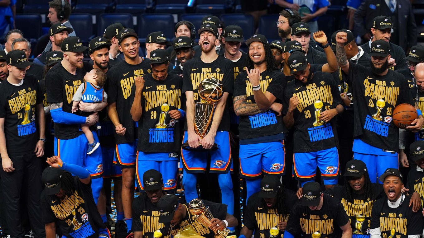Hráči Oklahoma City oslavujú zisk titulu