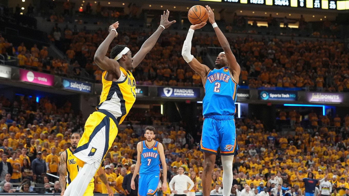 Shai Gilgeous-Alexander strieľa v zápase Indiana Pacers - Oklahoma City Thunder.