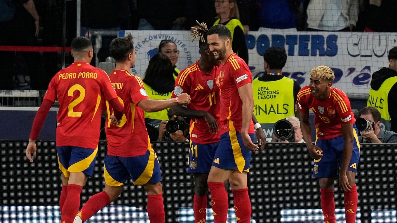 Futbalisti Španielska oslavujú gól.