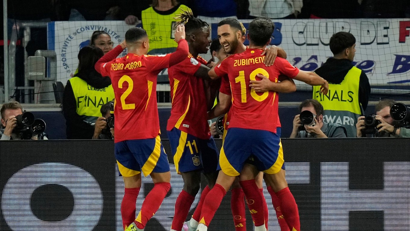 Na snímke španielski futbalisti oslavujú gól.