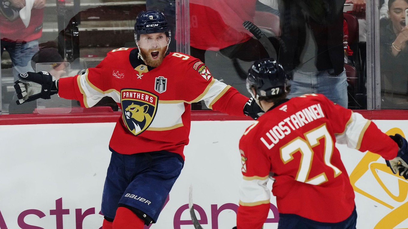 Útočník Sam Bennett (vľavo) oslavuje gól.