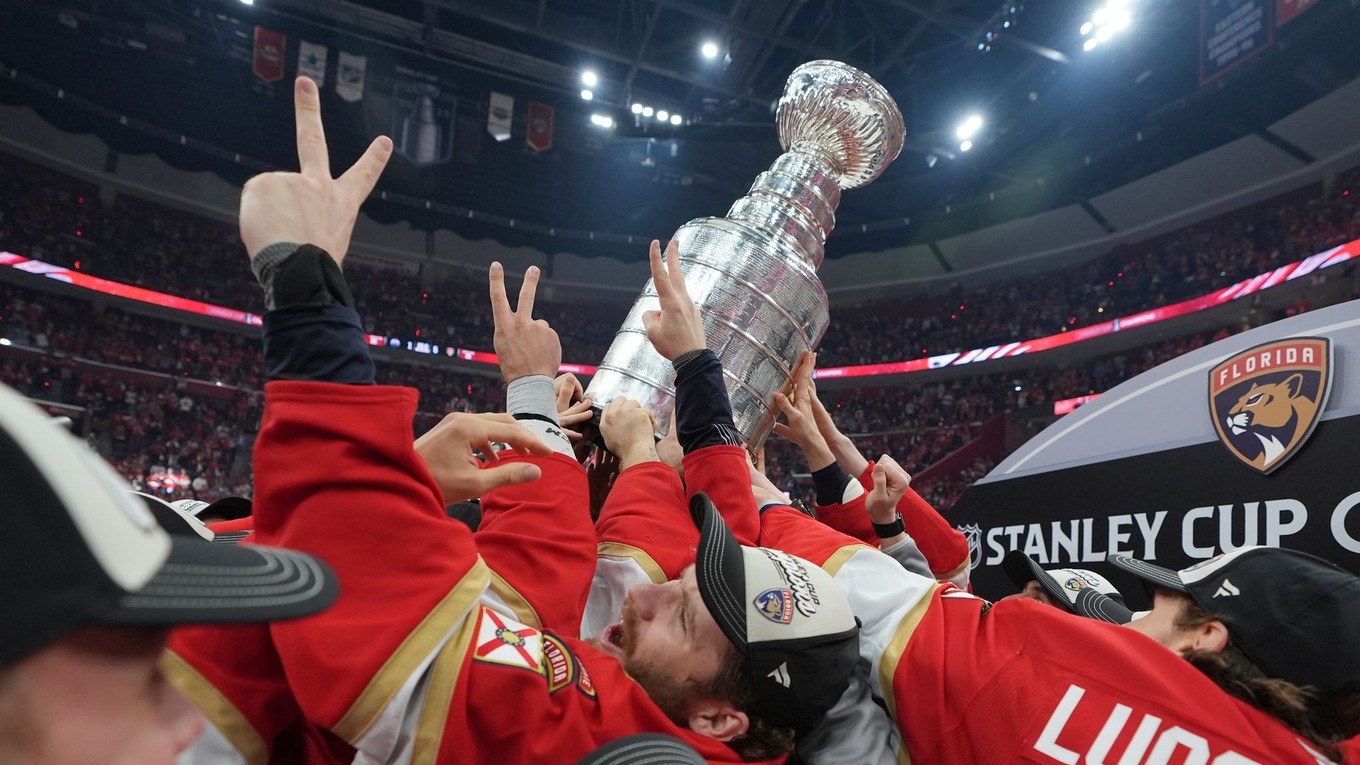 Hráči Floridy oslavujú zisk Stanley Cupu