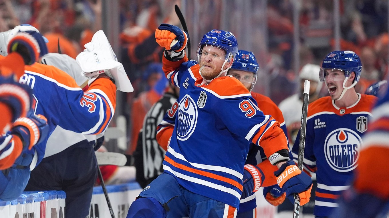 Hokejista Edmontonu Corey Perry sa teší z gólu.