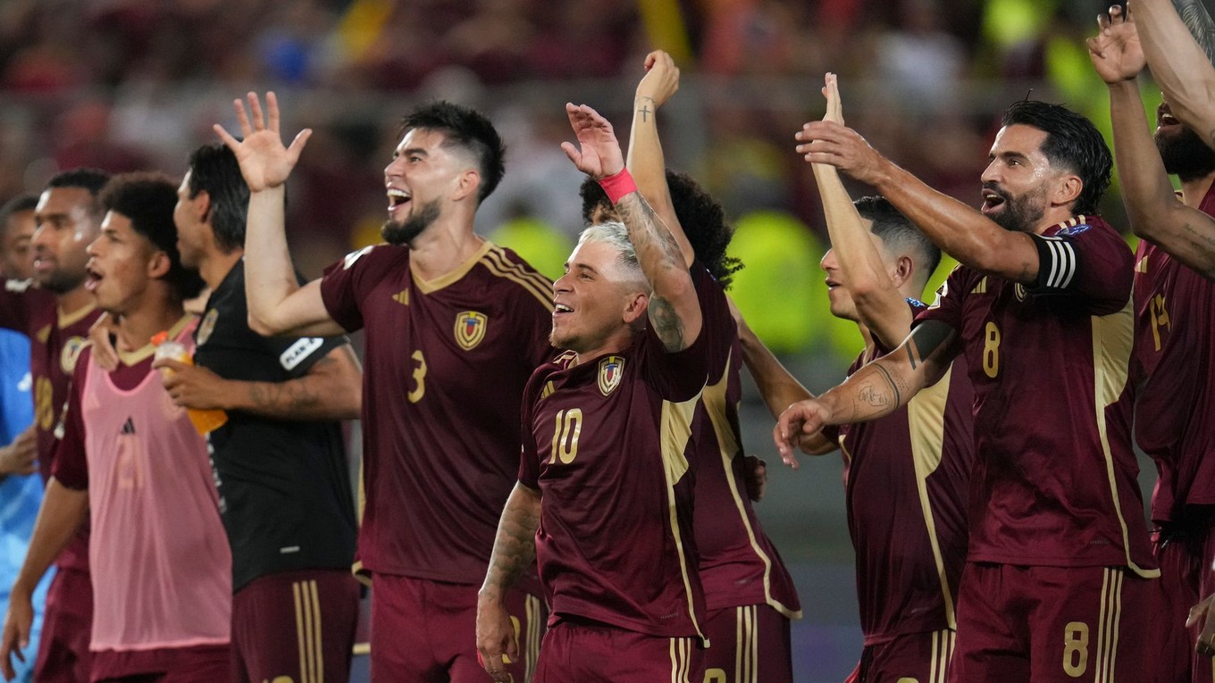 Venezuelskí futbalisti sa tešia z výhry 2:0 nad Bolíviou.