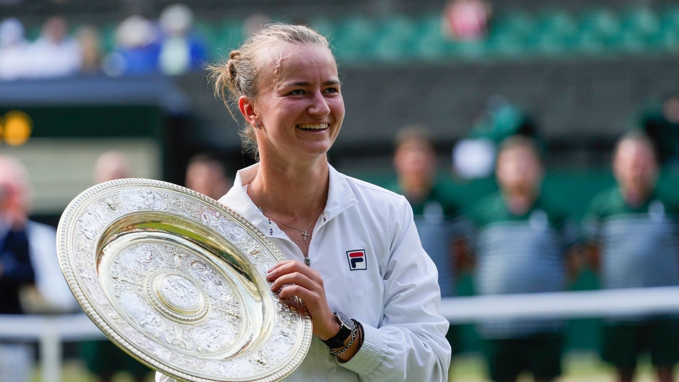 Barbora Krejčíková s víťaznou trofejou v roku 2024. 