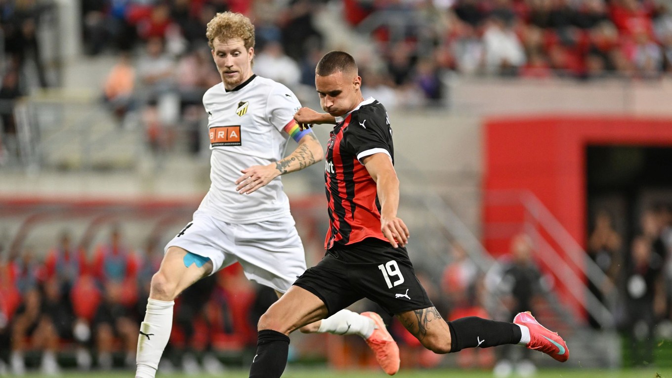 Timotej Kudlička a kapitán Häckenu Simon Gustafson počas zápasu 1. predkola Európskej ligy medzi FC Spartak Trnava a BK Häcken.