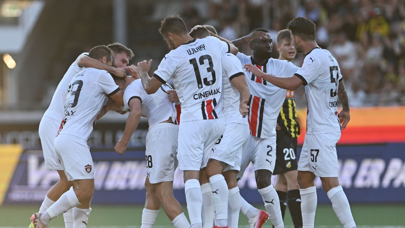 Radosť hráčov Trnavy po strelení gólu  počas odvetného zápasu 1. predkola Európskej ligy BK Häcken - FC Spartak Trnava.