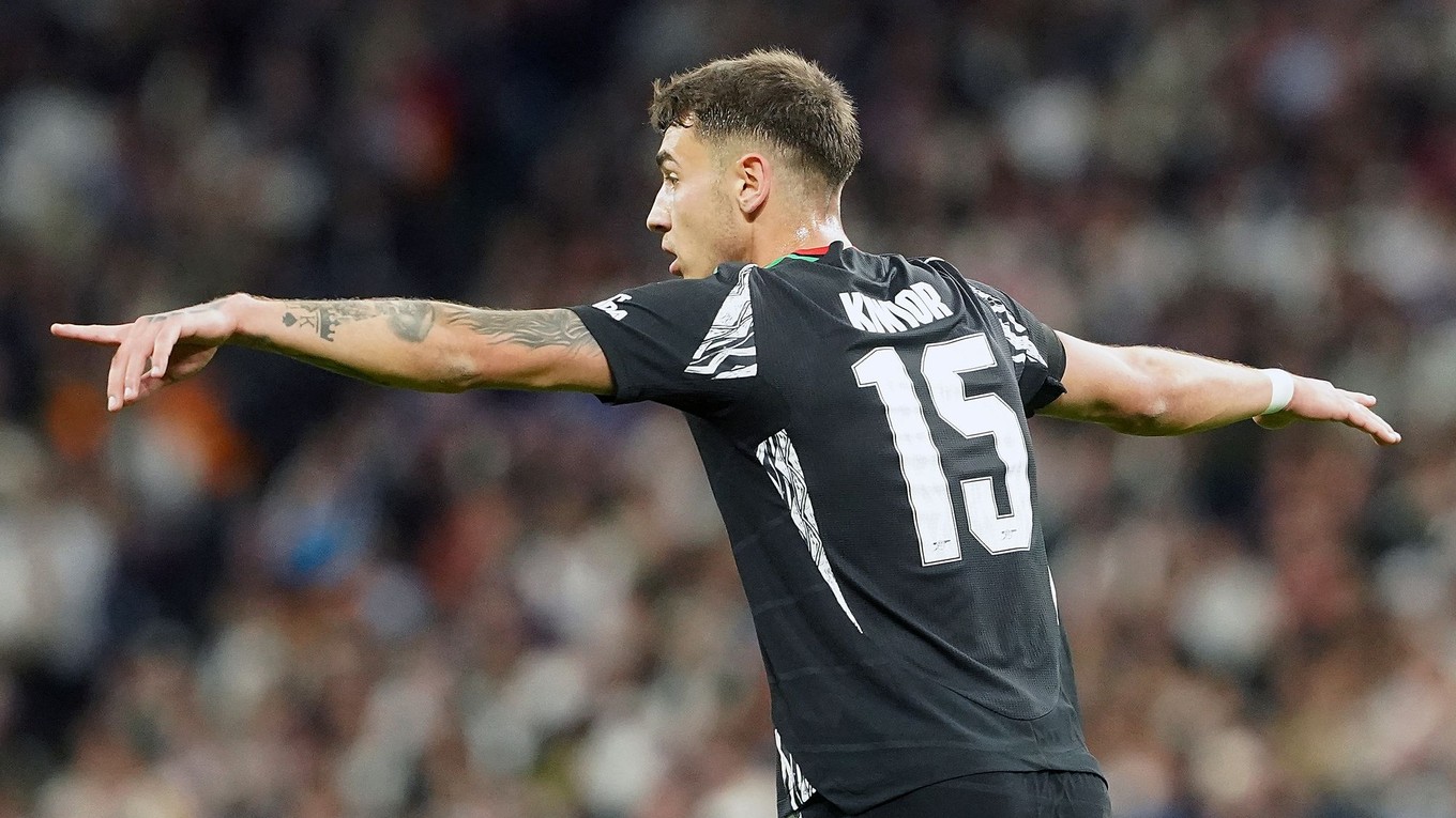 Obranca Jakub Kiwior v drese londýnskeho Arsenalu. 