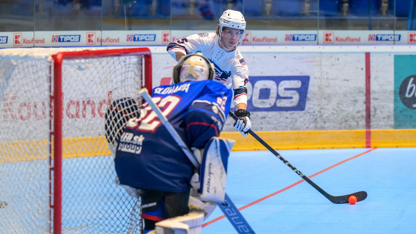 Adam Kundrát (Slovensko), Alex Thomas (USA) počas zápasu Slovensko - USA na MS v hokejbale do 20 rokov 2025. 