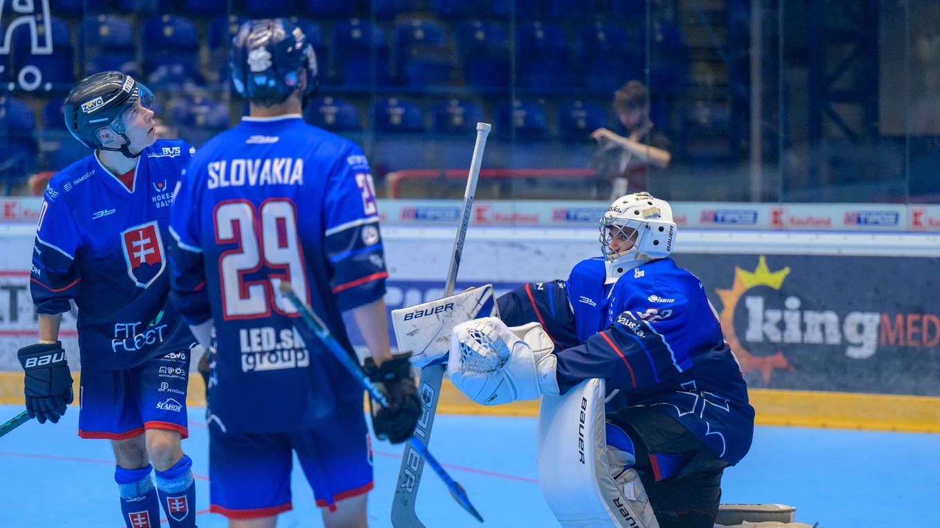 Slovenskí hokejbalisti do 20 rokov smútia po prehre.