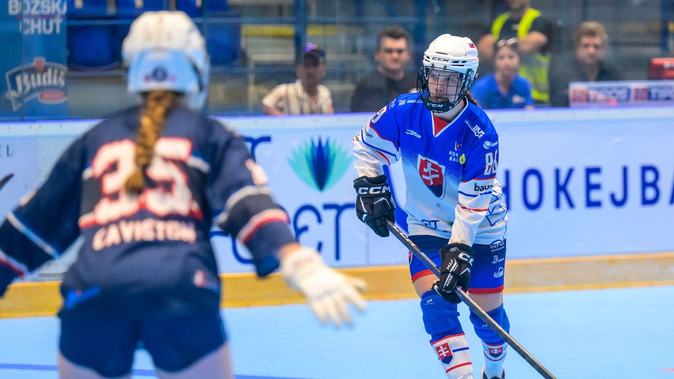 Ruby Cavistonová (USA) a Nela Lopušanová (Slovensko) počas zápasu Slovensko - USA na MS v hokejbale žien U20 2025.