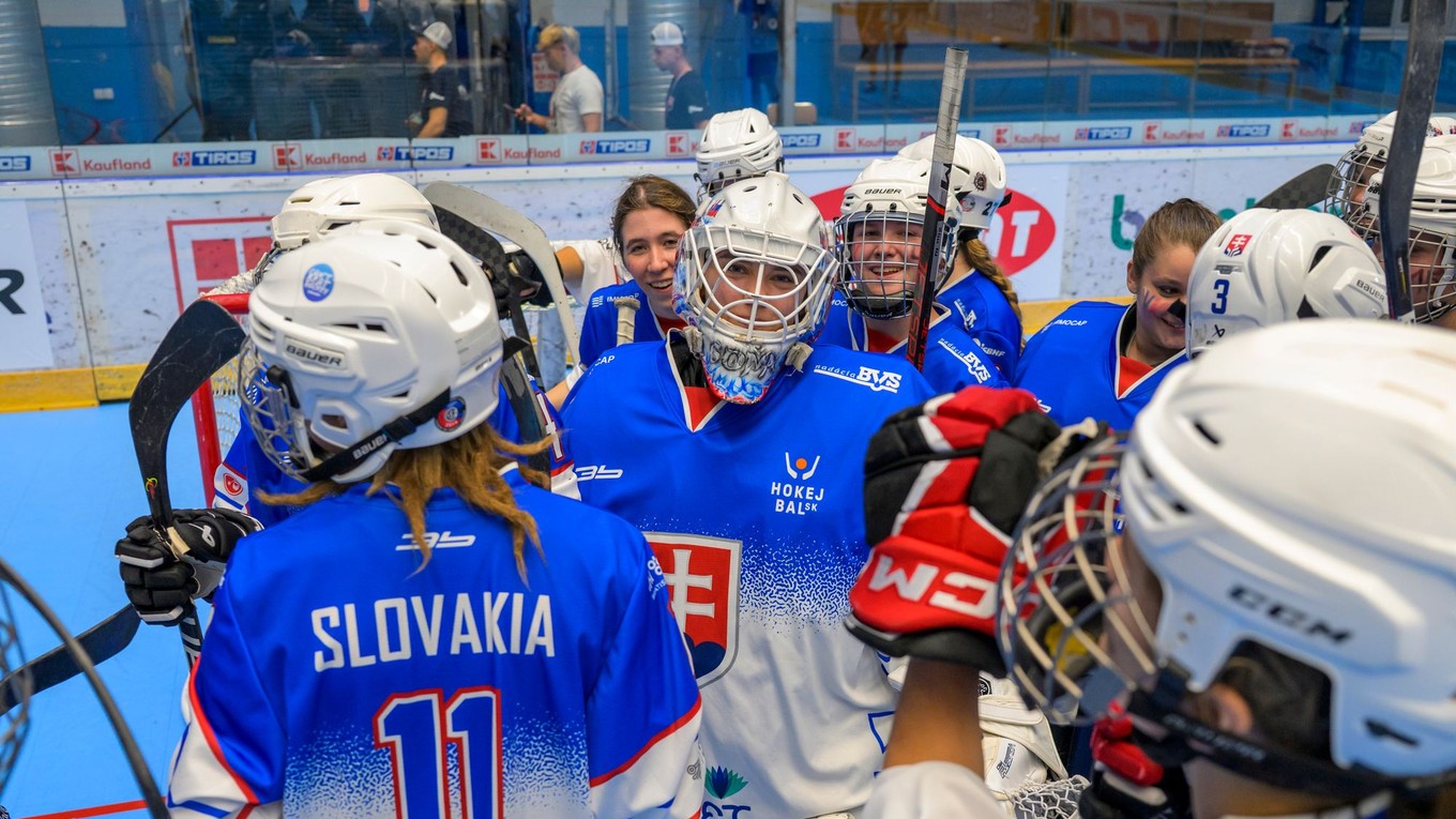 Slovenské hokejbalistky sa tešia z výhry nad USA 3:1 na MS v hokejbale žien do 20 rokov 2025. 